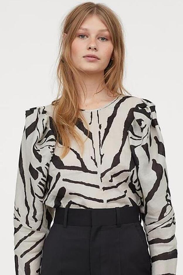 Blusa con mangas abullonadas y estampado animal, 69,99 euros.