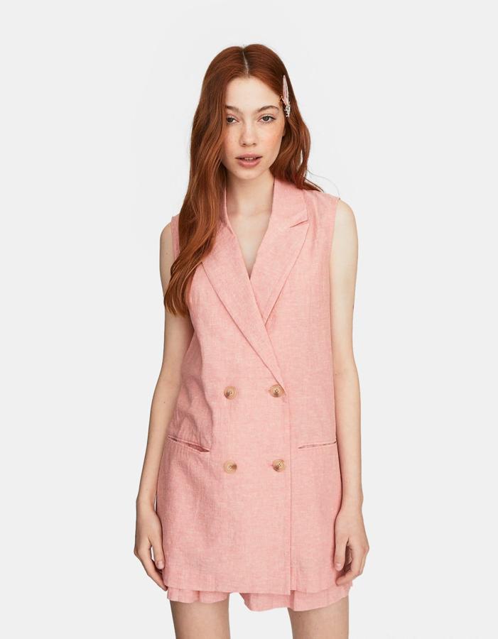 Y este chaleco 'oversize' en lino te quedará igual de bien combinado en un traje, con vaqueros... o a modo de vestido. Cuesta 29.99 euros.