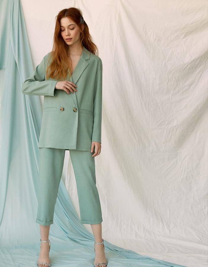Este traje en tejido rústico (35.99 euros la chaqueta y 25.99 euros el pantalón) en verde aguamarina será tu mejor aliado de la primavera: sirve para ir a una boda, pero también a la oficina.