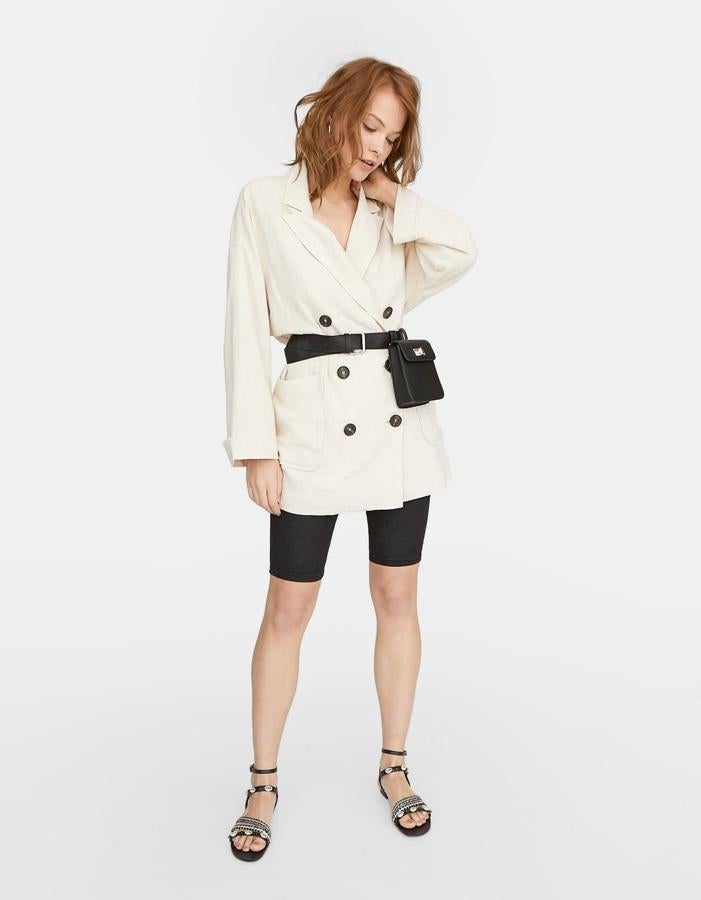 Reconocemos que aún nos cuesta ver los pantalones ciclistas en looks más allá del gimnasio, pero lo cierto es que con esta americana 'oversize' en lino (35.99 euros) nos parece un estilismo de lo más 'instagrameable'.