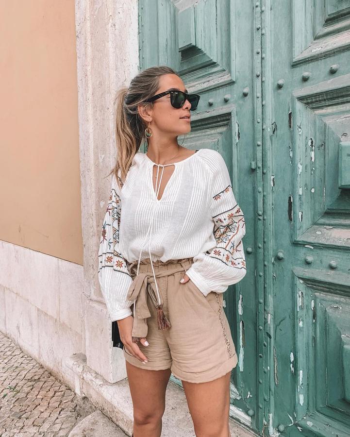 María Pombo combinó esta blusa de Zara con mangas abullonadas con un short marrón.
