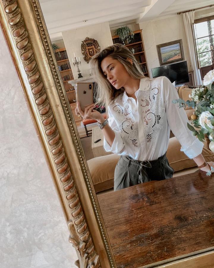 Esta camisa blanca de Zara causó furor entre los seguidores de María Pombo.