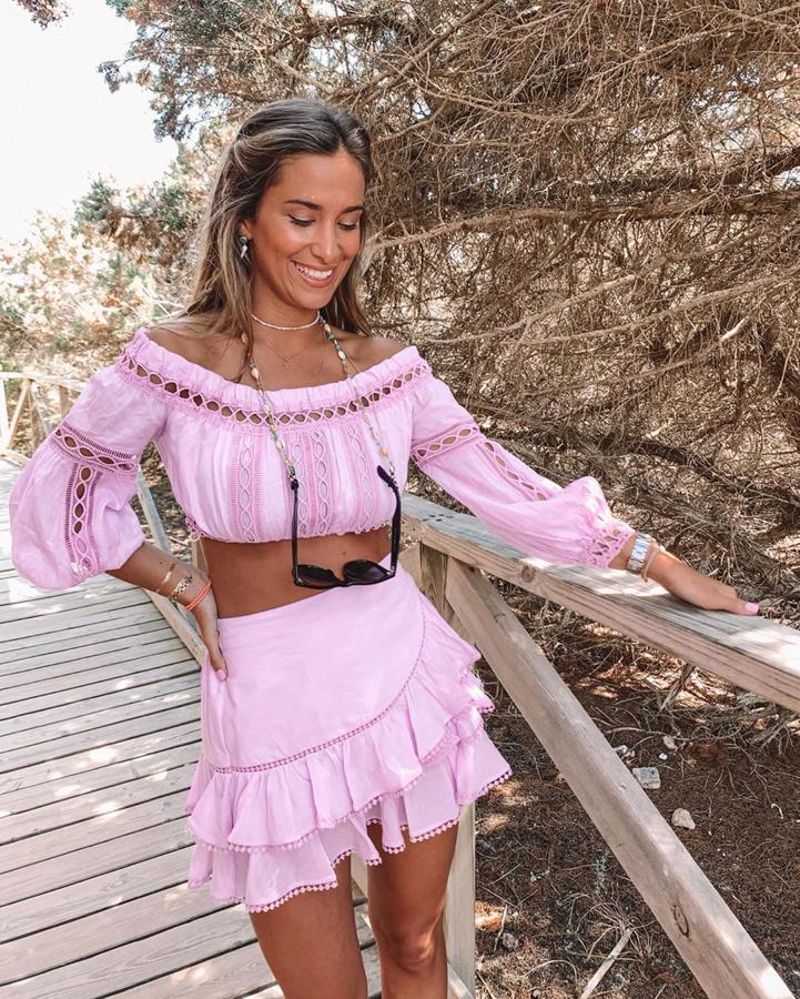 Uno de los mejores looks de María Pombo en verano. Un conjunto rosa de falda y crop top de Charo Ruiz Ibiza.