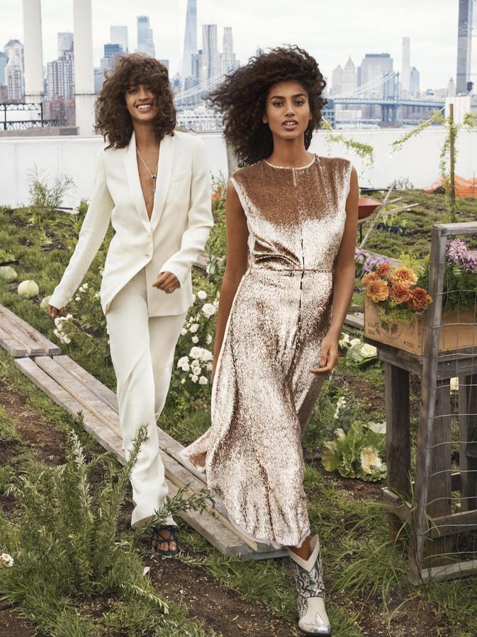 Un fantástico traje blanco (129-89,99 euros) con sandalias (79,99 euros) y un brillante vestido rosa empolvado (249 euros) con botas cowboy (129 euros). Vivan los contrastes.