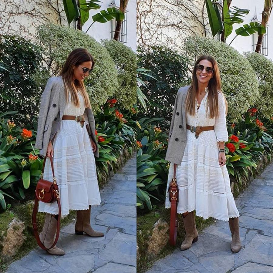 Paula Echevarría nos encanta con su look de entretiempo con vestido blanco de inspiración 'ad lib' de Fetiche Suances, blazer color tierra y botas 'cowboy' de It Shoes.