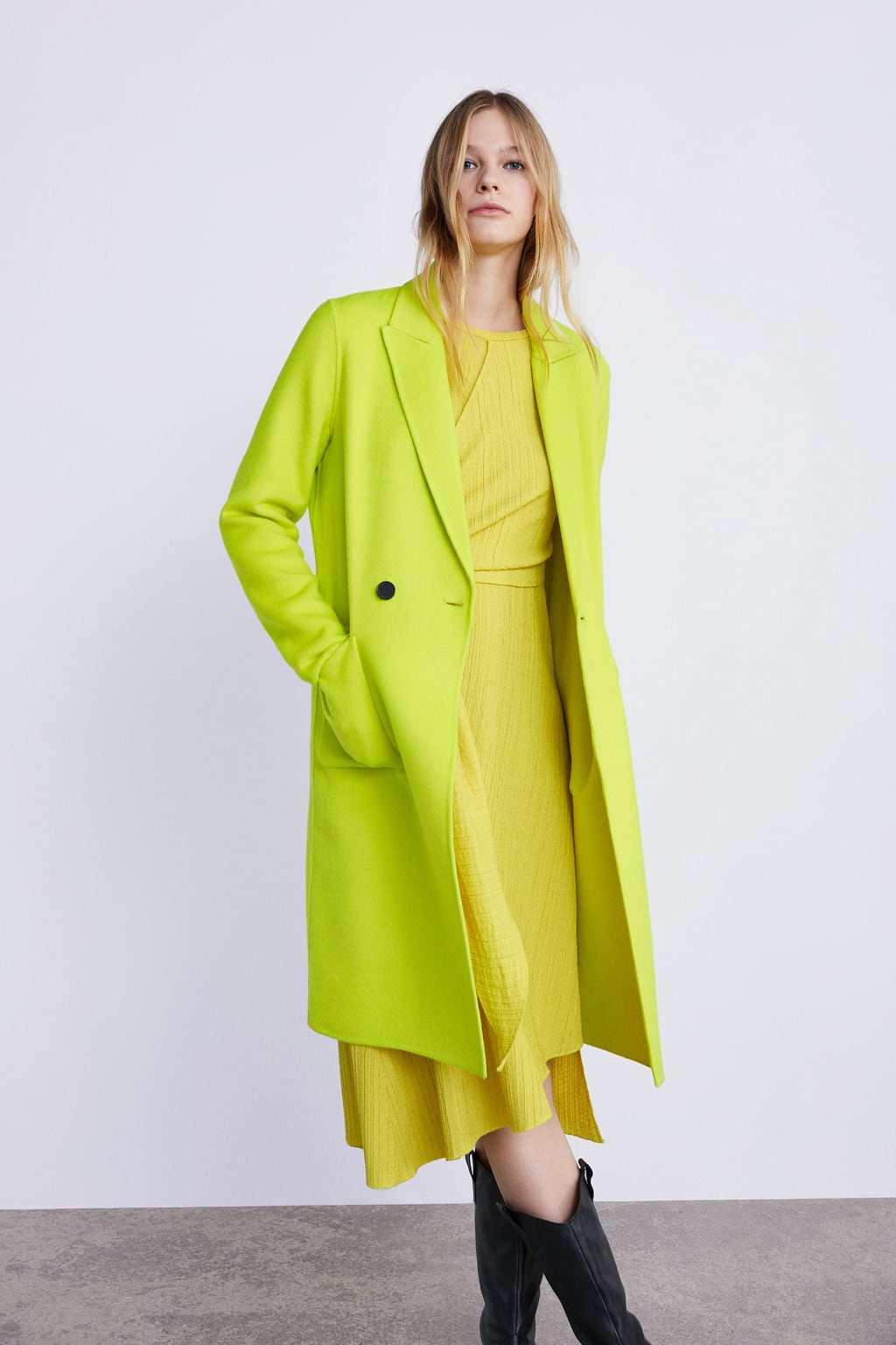 Abrigo masculino en amarillo flúor: 99,95 euros en Zara.
