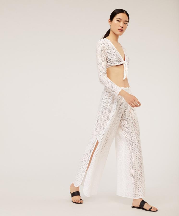 Si eres de las que les saca el máximo partido a todas tus compras, este es tu look. Junto queda ideal, pero también lo podrás llevar por separado. Un truco: el top quedará ideal con unos vaqueros acampanados de cintura alta. La parte de arriba cuesta 15,99 y el pantalón, 22,99 euros.