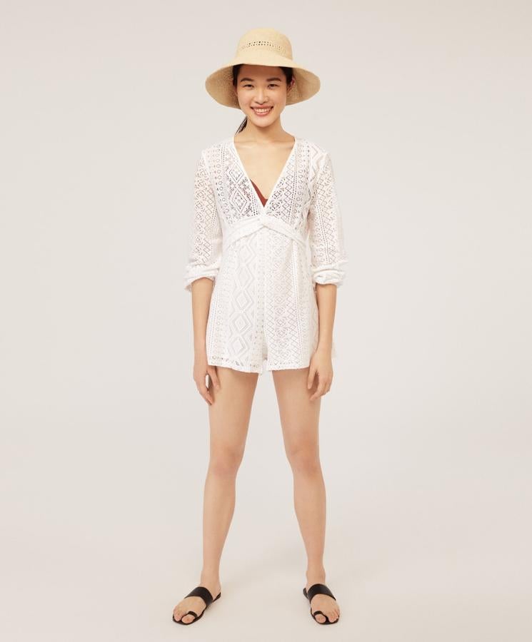 También hay un mono en versión corta, con escote en pico y detalle en la cintura, 25,99 euros.