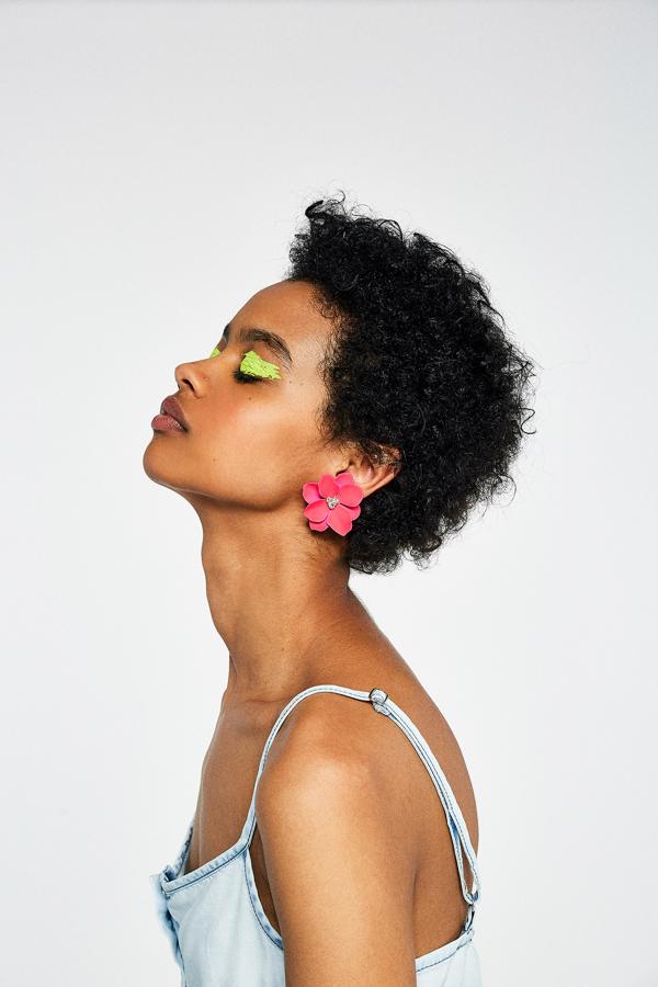 Pendientes fucsia en forma de flor (2.50 euros en Sfera).