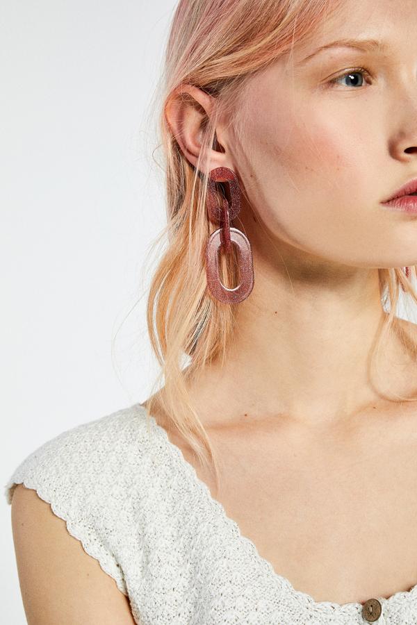 Maxi pendientes geométricos en rosa con efecto 'glitter' (3 euros en Sfera).