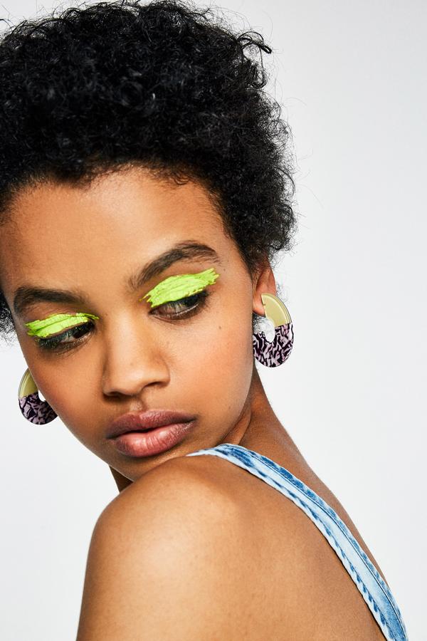 Maxi pendientes redondos con estampado 'animal print' (3 euros en Sfera).