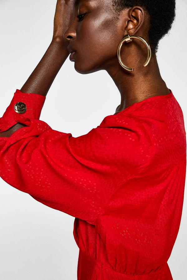 Originales pendientes de aro abiertos en dorado (5.99 euros en Sfera).