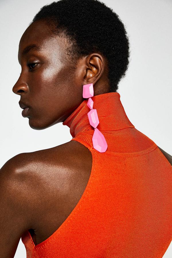 Maxi pendientes de abalorios en rosa chicle (5.99 euros en Sfera).