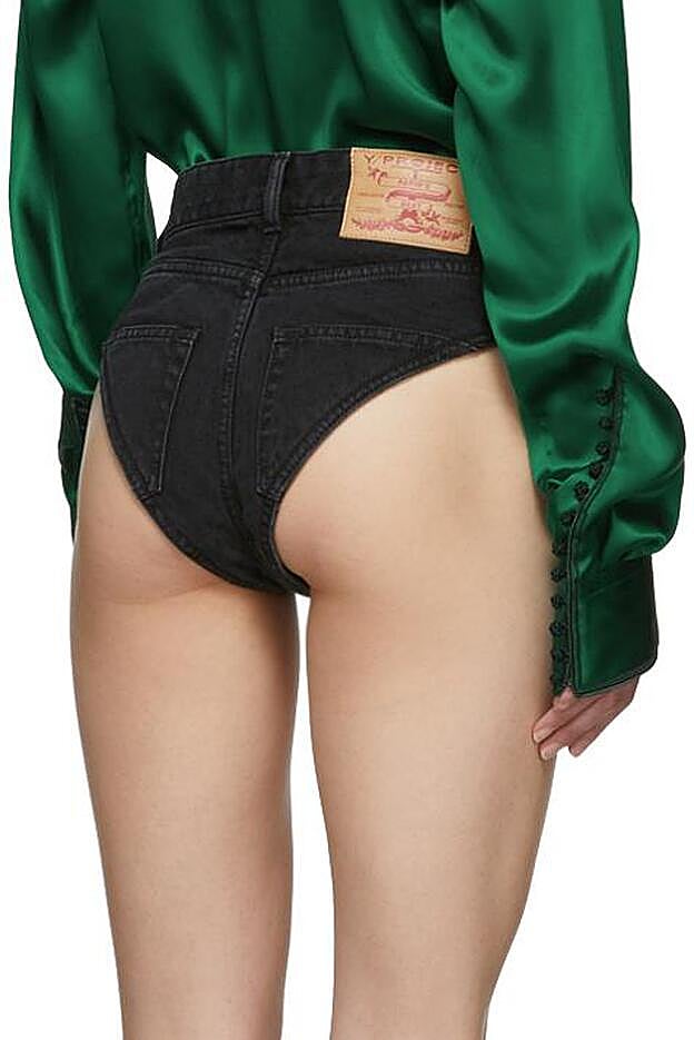 Esta es la versión en negro, igual de corta.