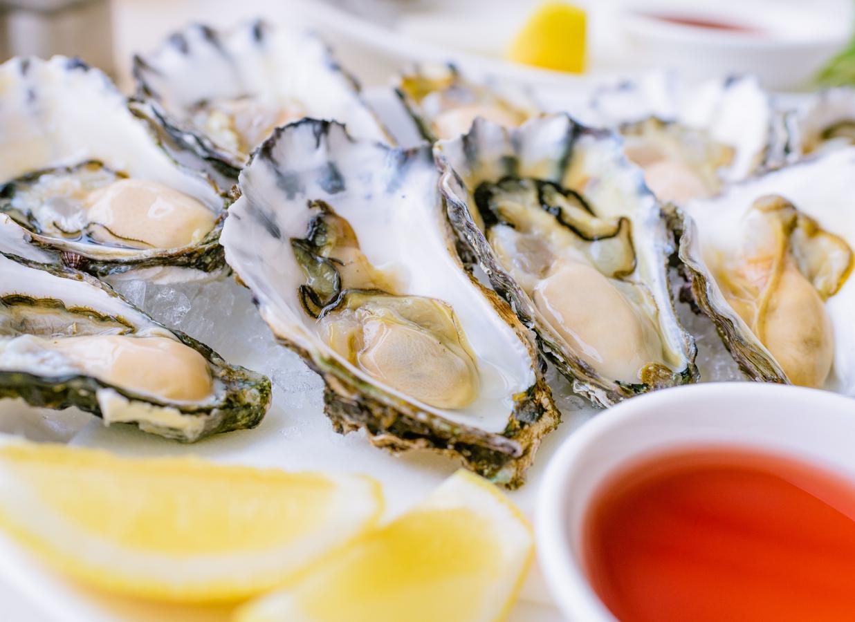 Las ostras son uno de los alimentos más ricos en zinc, un mineral indispensable tanto para el crecimiento del cabello como para proporcionarle brillo. Además son ricas en omega 3, relajan los vasos sanguíneos, aumenta la circulación en sangre y la oxigenación. Tiene un alto contenido en hierro y aporta más del 90% de la necesidades diarias en cada porción.