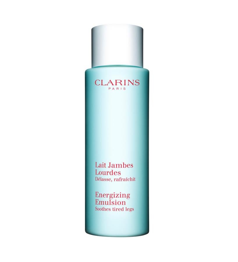 Relaja y alivia las piernas cansadas, refresca, y aporta una sensación de ligereza y bienestar inmediata. Gracias a los aceites esenciales y extractos naturales de plantas, este tratamiento para las piernas pesadas deja la piel flexible y suave, y contribuye a mantener su hidratación. Su textura ultraligera permite aplicarla en cualquier momento del día (incluso sobre las medias) y estar en posición de pie manteniendo una sensación de ligereza. (39,50 €).