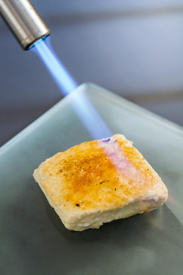 Tal fue el éxito en Bacira (Calle del Castillo, 16, Madrid) durante la Semana Santa de 2015 de su torrija caramelizada con sopa de vainilla y lemon grass con helado de canela, que han tenido que dejarla fija en la carta desde entonces...