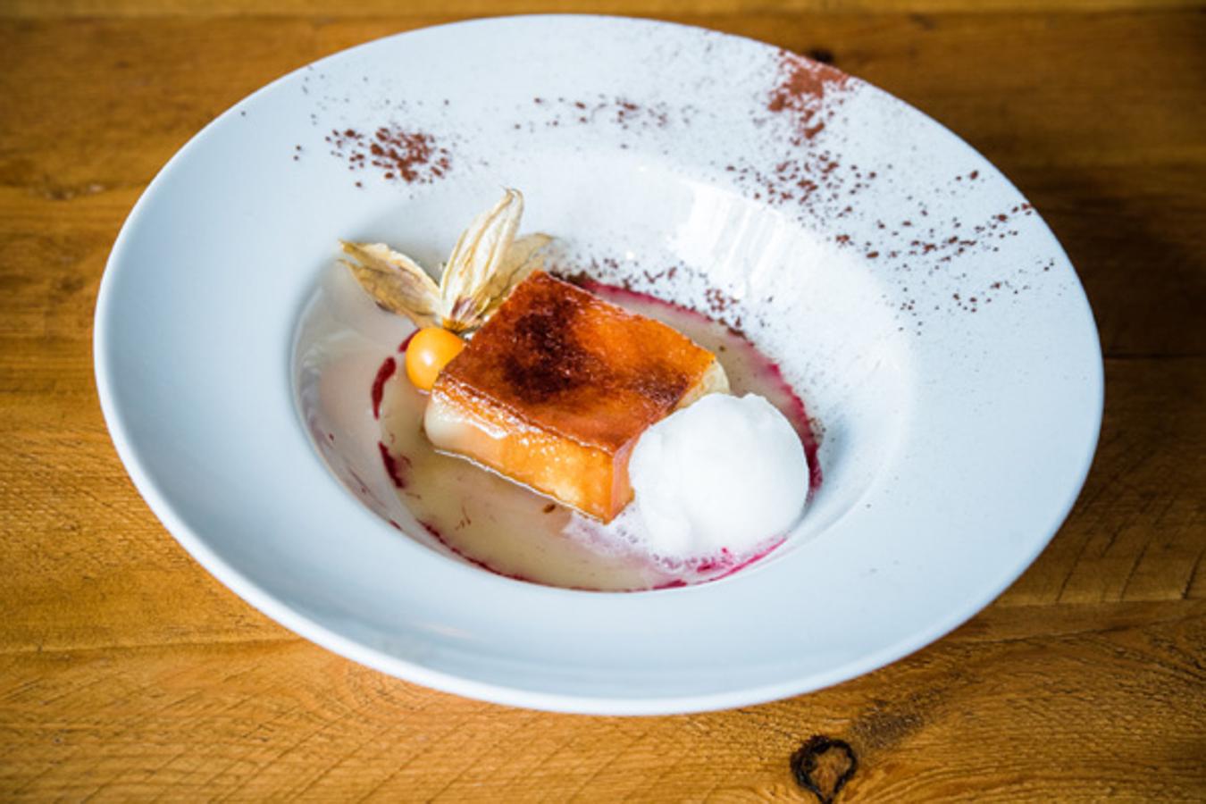 En Chigre (Calle Serrano, 45, Madrid) apuestan por una torrija brioche caramelizada con leche de coco y helado de violeta.