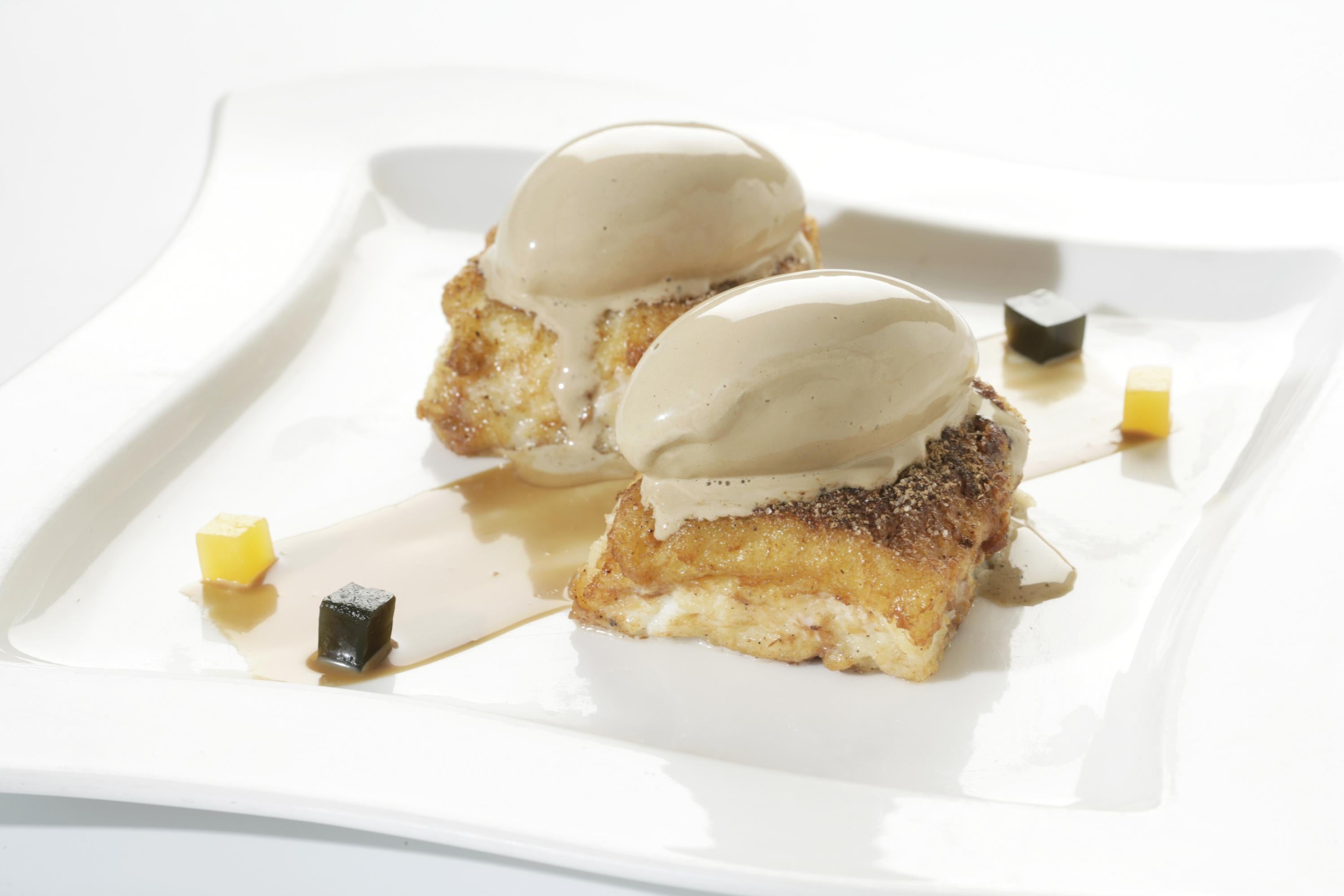 Si vas a El Cielo de Urrechu (Avenida de Europa, 26, Pozuelo, Madrid), no dejes de probar los dados de torrijas con salsa de nueces y crema helada de café con leche