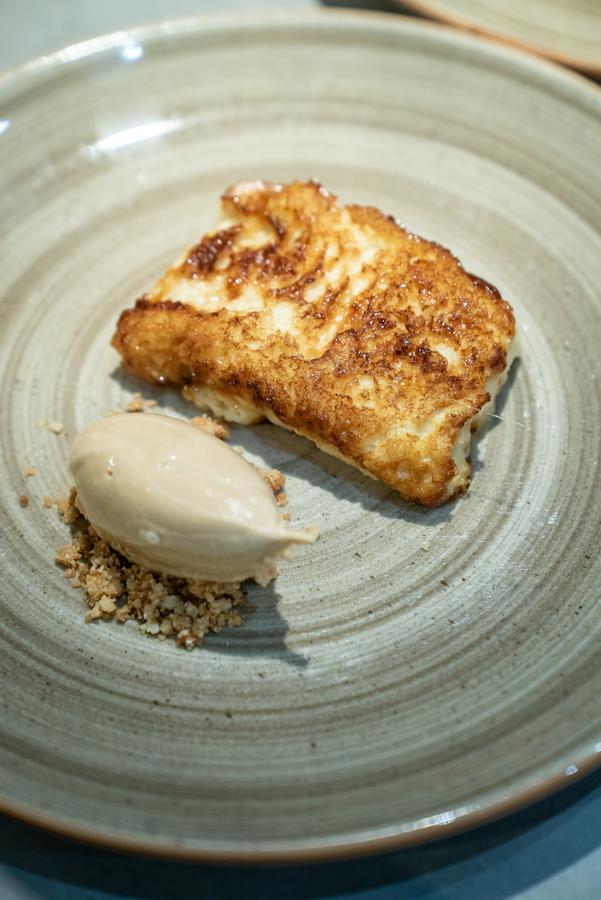 El restaurante de los hermanos Sergio y Roberto Hernández, Latasia (Paseo de la Castellana, 115, Madrid), ha sido el ganador de la Mejor Torrija de la Comunidad de Madrid 2019 en la categoría Tradicional. La receta, "la misma que nos enseñó mi madre desde pequeños", se caracteriza por ser la única torrija que se ha caramelizado y no se ha frito en aceite, consiguiendo una textura blanda, pero sin llegar a romperse, y muy sabrosa en el paladar con los toques de vainilla. Además, contrasta el acompañamiento salado del helado de caramelo con sal.