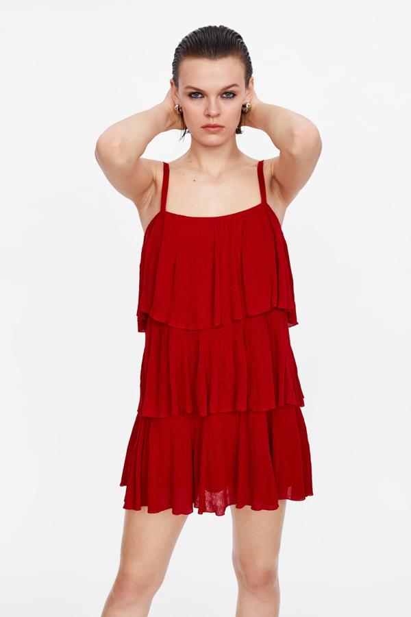 Vestido de punto con escote recto, tirante fino y volantes combinados, 29,95 euros.