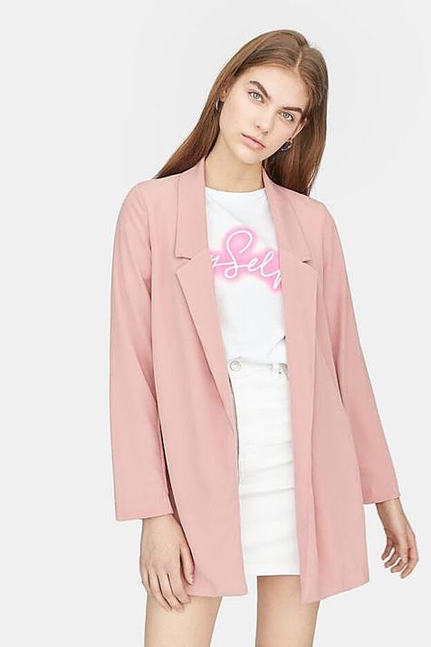 Blazer fluida en color rosa pastel, 19,99 euros.