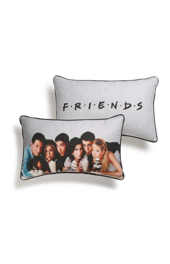 El cojín con el mítico logo de 'Friends' y la foto de sus protagonistas cuesta 6 euros en Primark.