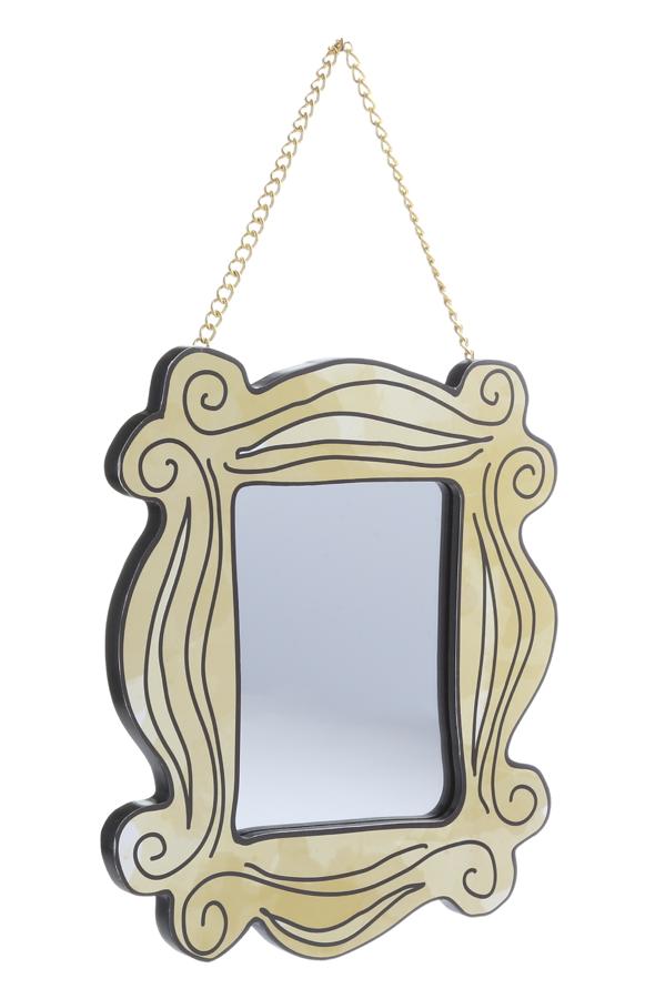 Y la gran joya de la colección, el espejo con el marco más famoso de la televión: el que tenían en la puerta del apartamento de las chicas (Rachel, Monica y Phoebe) durante los 10 años de emisión de 'Friends'. Cuesta 6 euros en Primark.