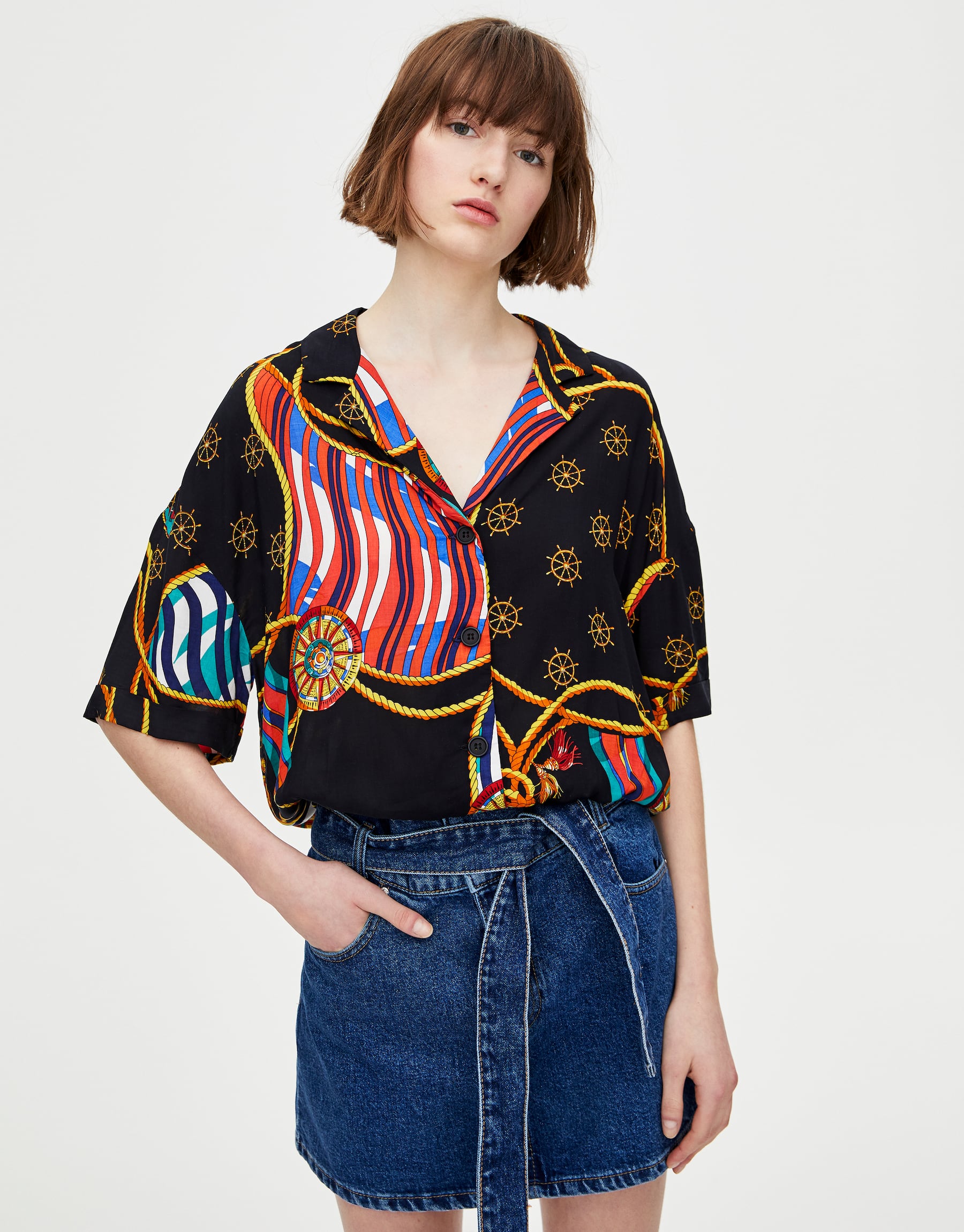 La versión más marinera de todas es esta blusa con cadenas de la nueva colección Pull&Bear. (19,99 euros).