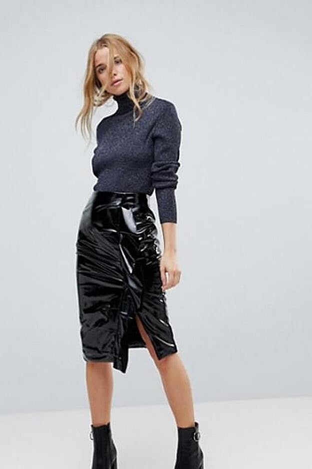 Falda midi de vinilo con frunces de Miss Selfridge, 24,99 euros.