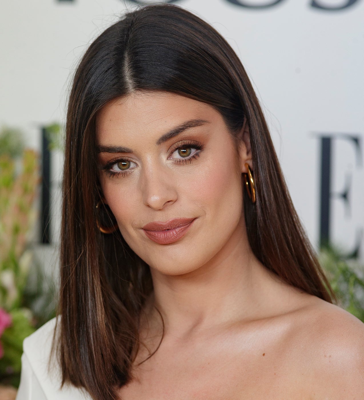 Esta vez la influencers ha optado por una imagen muy natural, donde los reflejos caramelo de su melena midi pulida combinan a la perfección con los tonos de su maquillaje. Un toque color champán en la zona del lagrimal hace que las sombras y barra de labios en tonos marrones no apague su rostro.