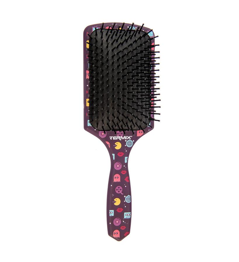 De edición limitada, la raqueta está compuesta por fibras de nylon gruesas y resistentes que la convierten en una herramienta imprescindible para desenredar el cabello y aportarle densidad en seco, sin tirones. Sus puntas redondeadas aportan un extra de suavidad al cepillado, estimulando y masajeando el cuero cabelludo. Con esto, se consigue la oxigenación del cabello y permite un crecimiento más fuerte y rápido para dejar el pelo con brillo y movimiento. (10,50 €).