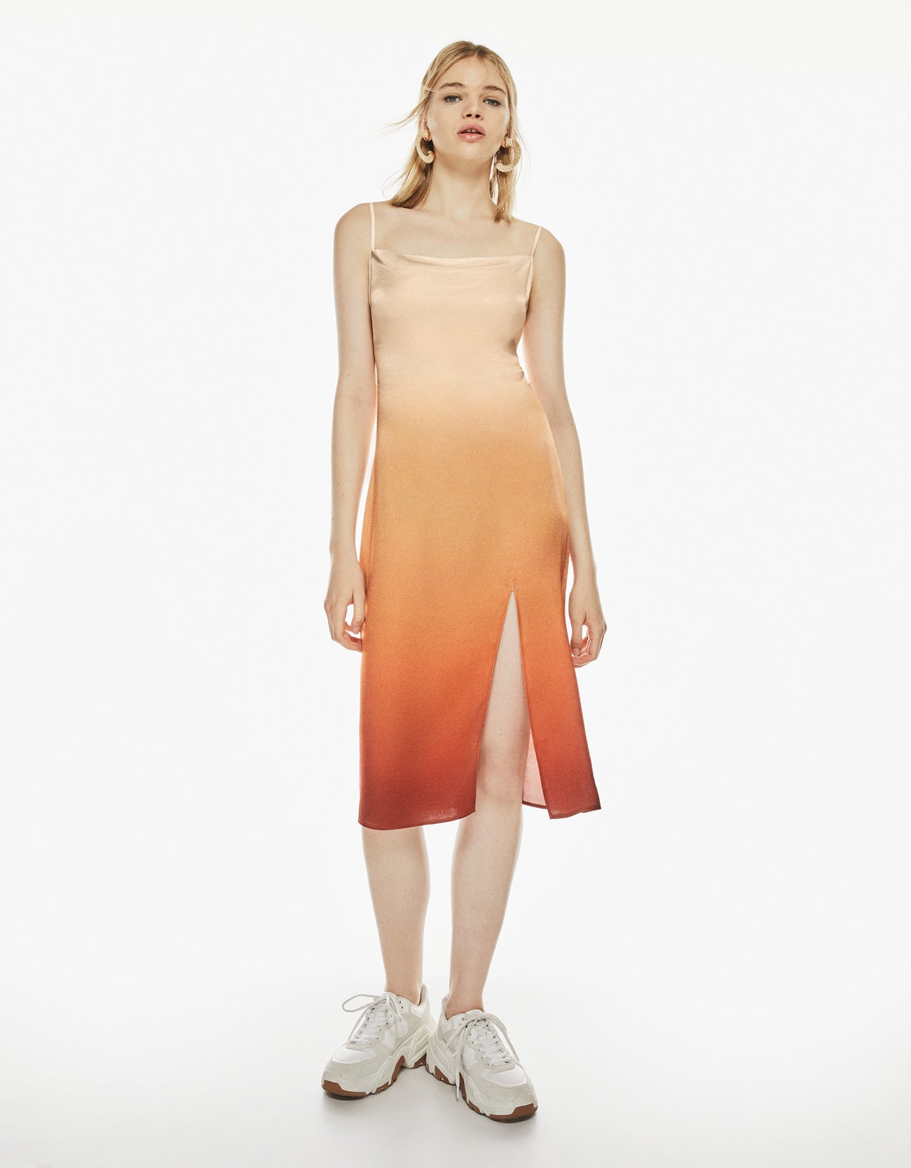 Bershka apuesta por el 'degradé' en tonos naranjas para pintar este vestido lencero, que cuesta 29.99 euros.