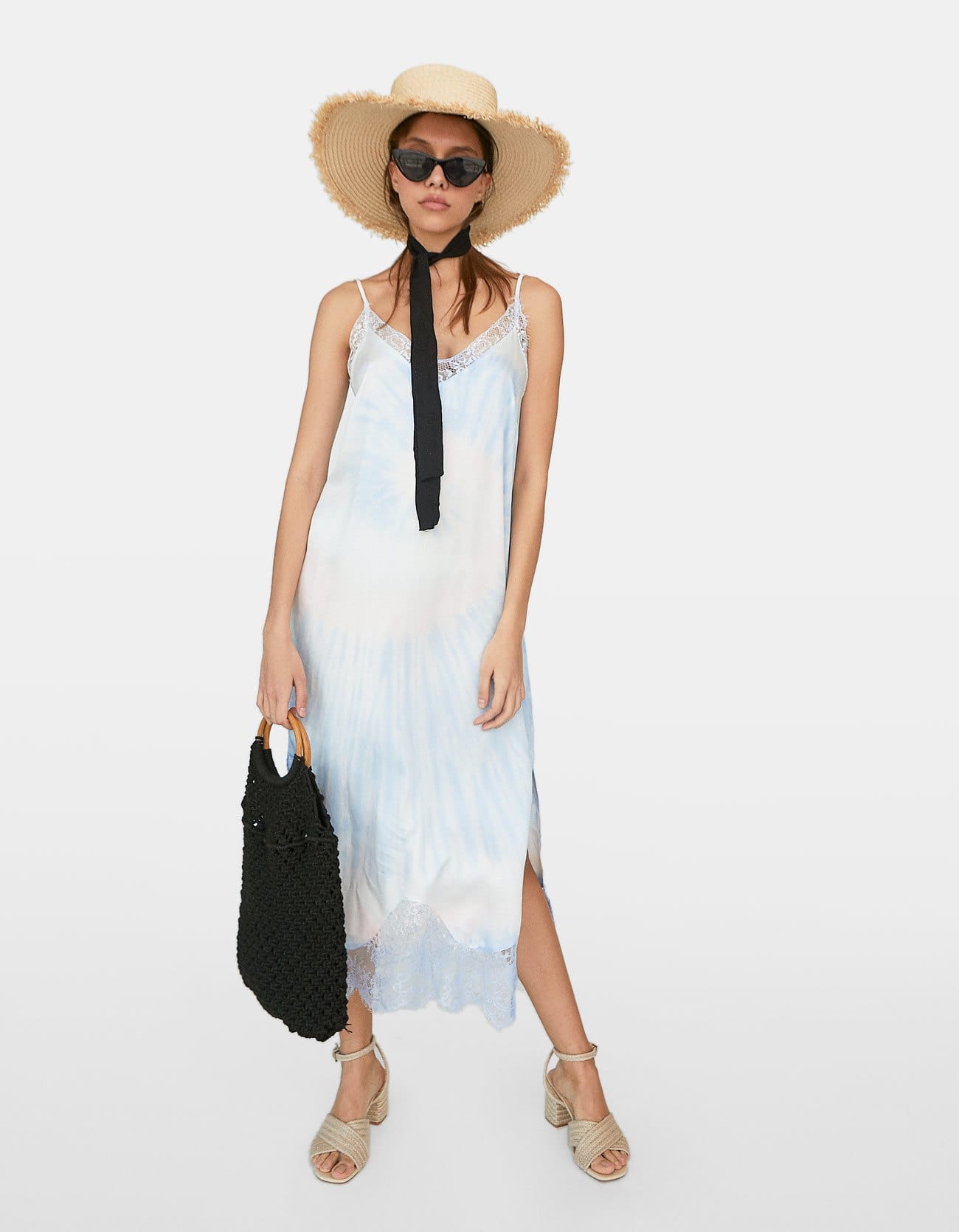 Stradivarius también apuesta por el 'tie dye' con este vestido lencero que juega con el azul y el blanco. Cuesta 29.99 euros, y copiaríamos pieza por pieza este look de la firma de Inditex.