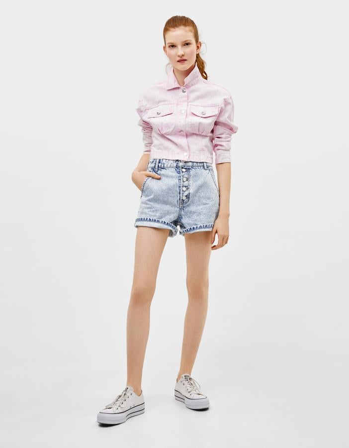 Otra propuesta de Bershka, esta vez en versión corta, pero con el mismo rosa bebé (25.99 euros).
