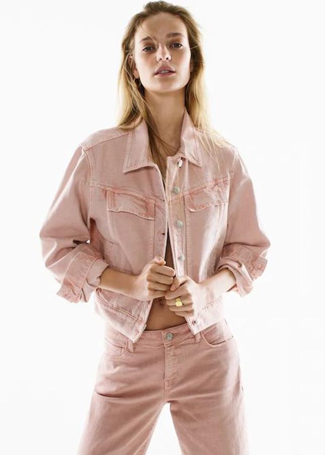 Mango apuesta por el 'total pink' con esta cazadora vaquera clásica en rosa empolvado (39.99 euros).