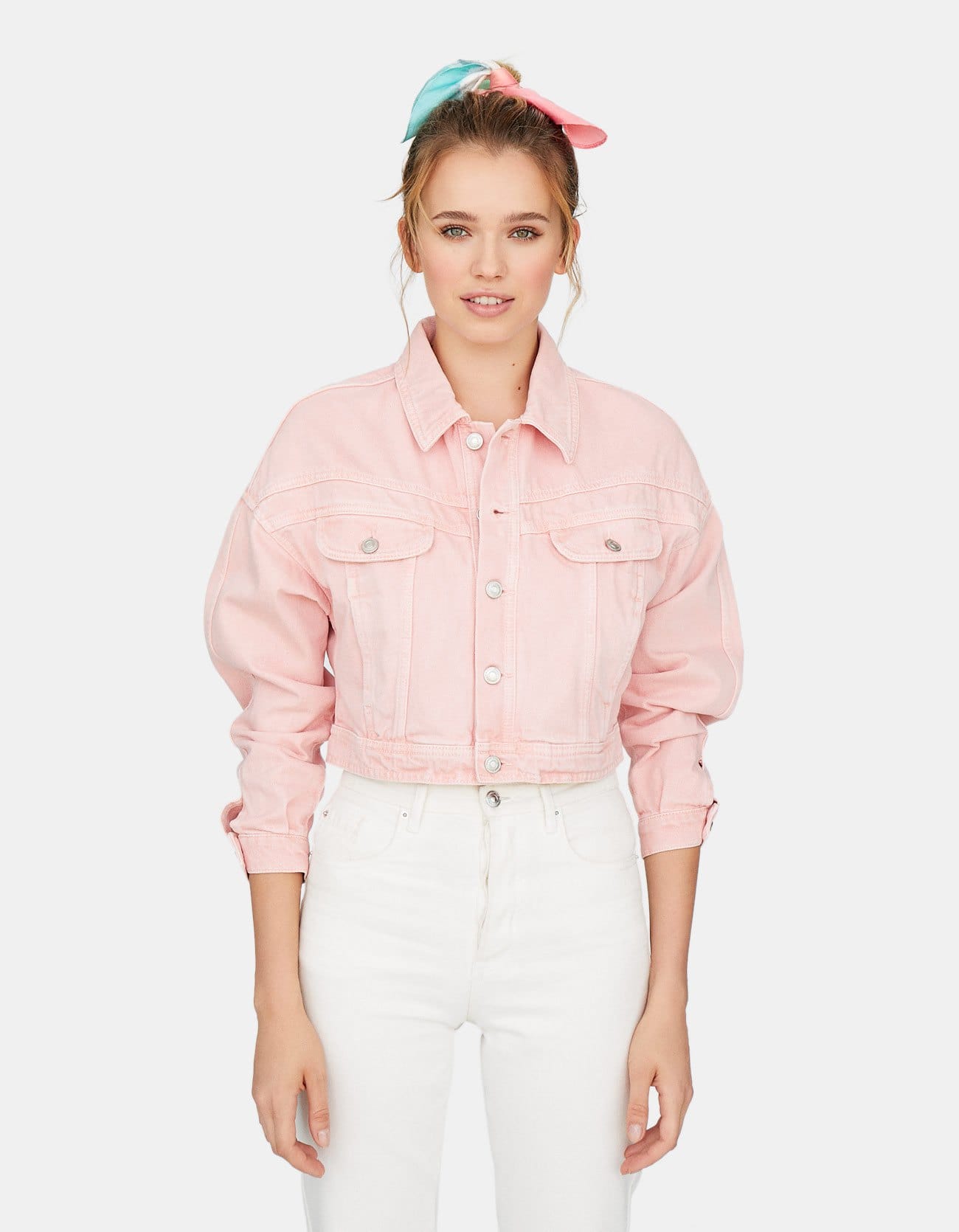 Otra versión de la cazadora vaquera rosa con silueta 'cropped'. Es de Stradivarius y cuesta 25.99 euros.