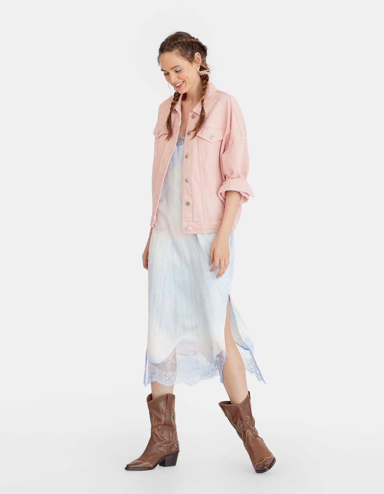 Esta cazadora vaquera rosa de silueta 'oversize' es de Stradivarius y cuesta 25.99 euros.