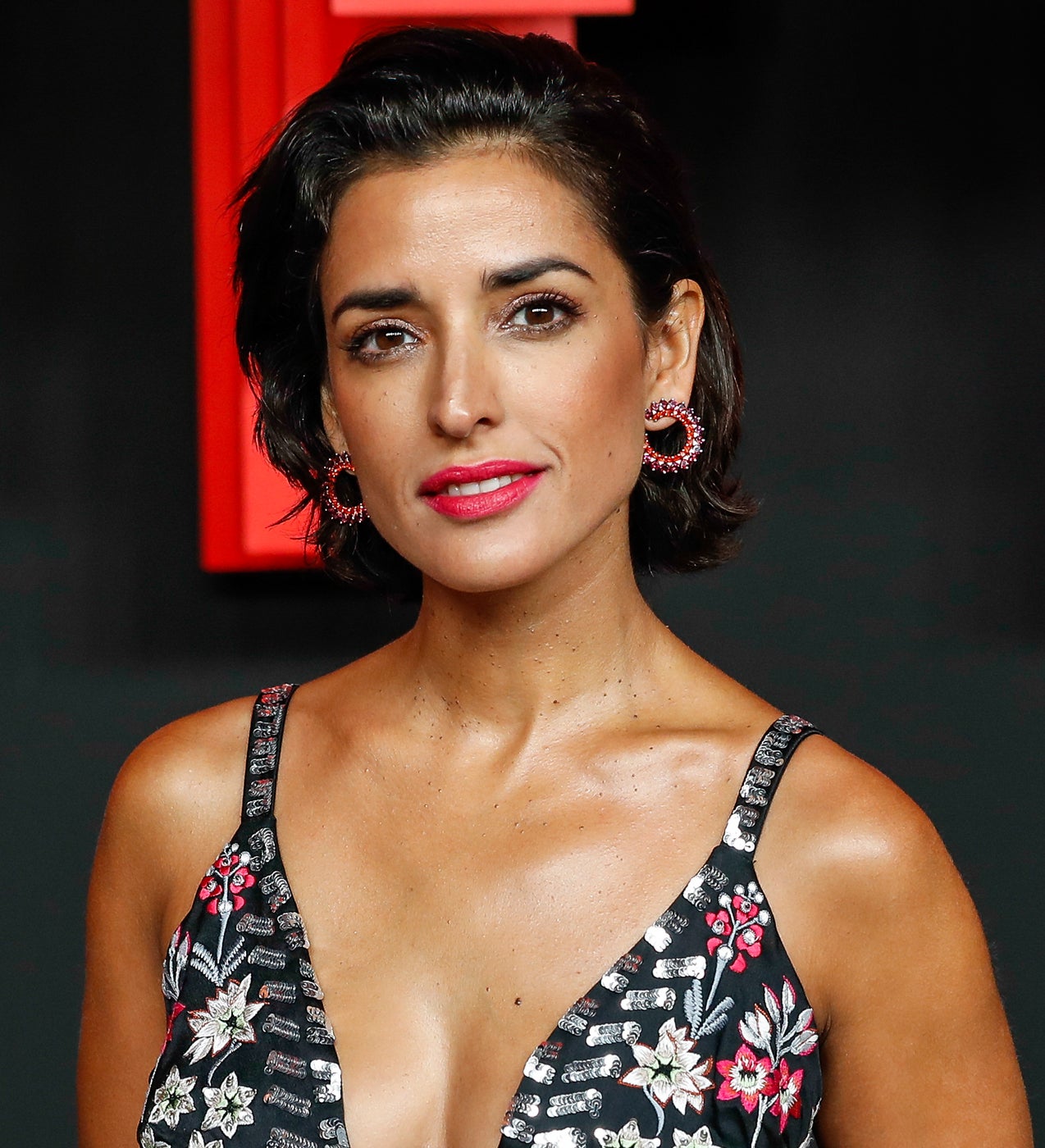 Imma parece recién llegada del Caribe. Tanto las sombras luminosas como su barra de labios, en un tono rojo-fucsia, son dos aciertos para resaltar su piel bronceada. Los polvos de sol aplicados en los pómulos añaden algo de angulosidad a su rostro. Además, su peinado es igual de fresco y veraniego.