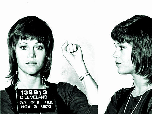 En 1970, ficha policial tras ser detenida en el aeropuerto de Cleveland. Regresaba de Canadá por unas protestas contra la guerra de Vietnam y fue acusada de tráfico de drogas.