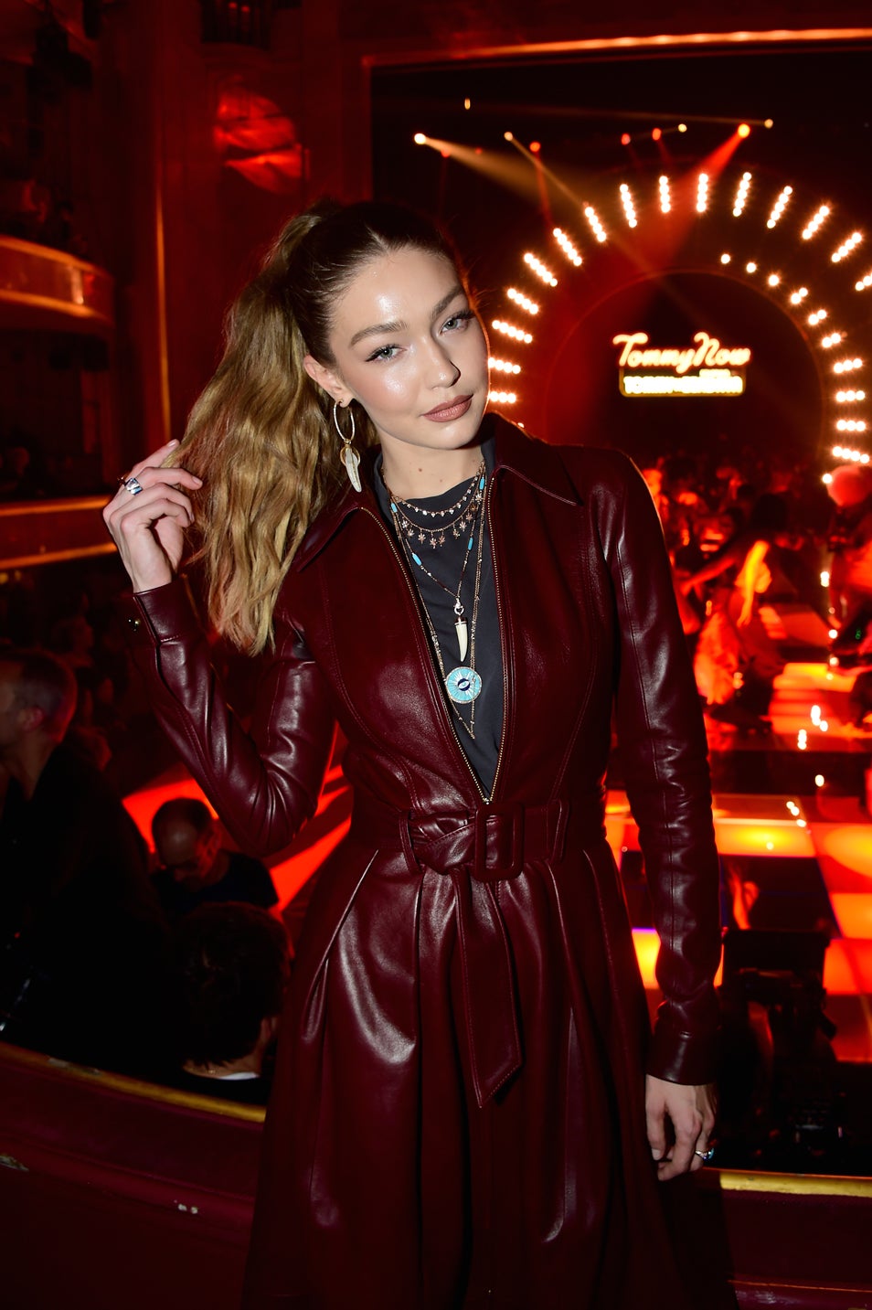 Gigi Hadid opta por dejar los rizos en una coleta de raiz pulida con efecto wet y la raya en medio. Utiliza un peine con las púas muy finas que agarre bien cada mechón para tensar la melena y sujetarla con una goma elástica. Aplica laca para iluminar el cabello. El resultado: lucirás pelazo con todos tus looks de invitada.