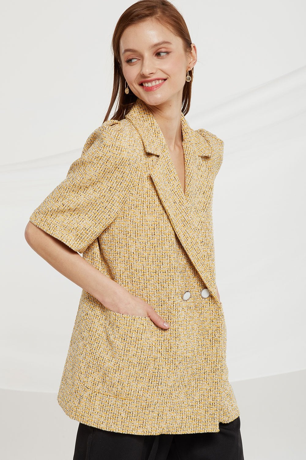 Storets también apuesta por el tejido tweed reinventándolo en una blazer de manga corta cruzada y con las mangas abullonadas. La obsesión de las influencers millennials hecha realidad. (107,95 euros).