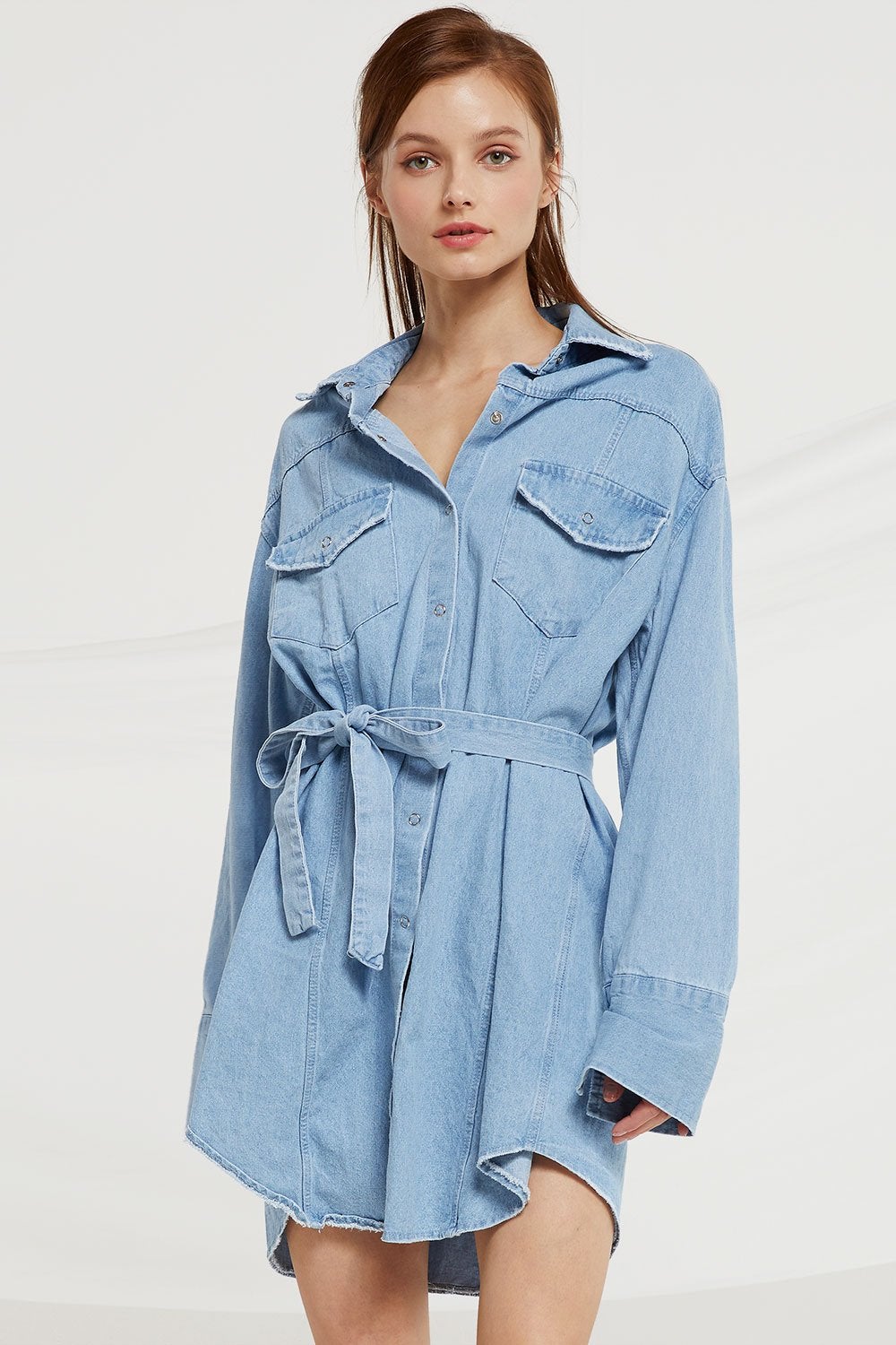 Sin duda, la primavera se ha adueñado del tejido denim hace varias temporadas. Esta sobrecamisa con cinturón te solucionará cualquier outfit de entretiempo y lucirás tipazo. (86,95 euros).