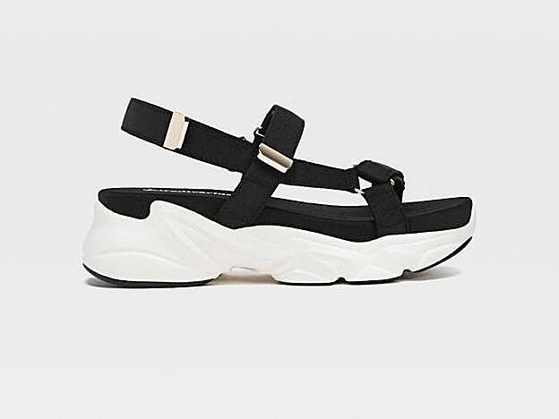 Sandalia deportiva de Stradivarius. (29,99 euros).