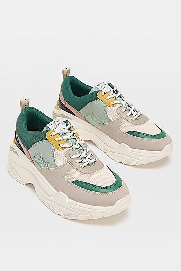 Zapatillas con plataforma de Stradivarius. (39,99 euros).