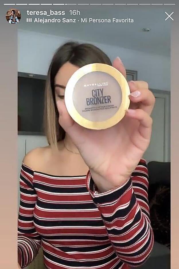 Teresa Bass con los polvos compactos City Bronzer de Maybelline.