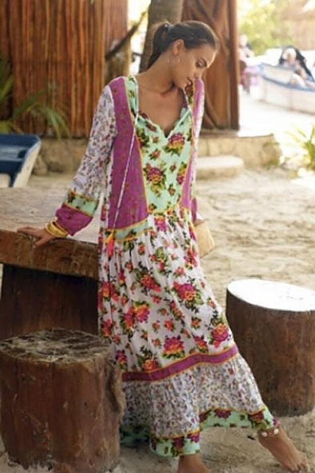 Vestido multicolor, con abertura en escote, 195 euros.