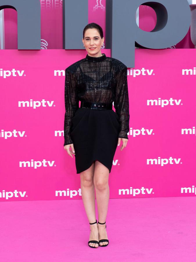 Celia Freijeiro también acierta con este conjunto corto 'total black' de The 2nd Skin Co. con sandalias de Úrsula Mascaró.