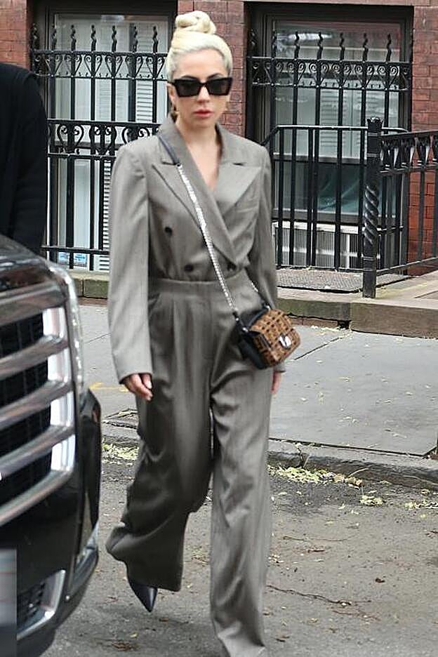 Lady Ggaa lució esta combinación de pantalón de traje y blazer en mayo del año pasado.