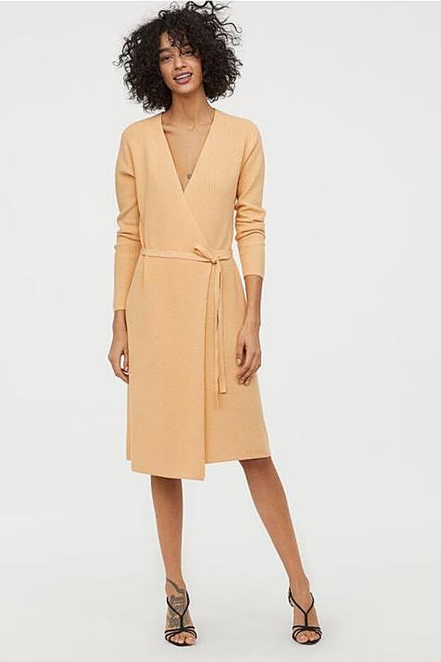 Vestido cruzado de canalé, 29,99 euros.